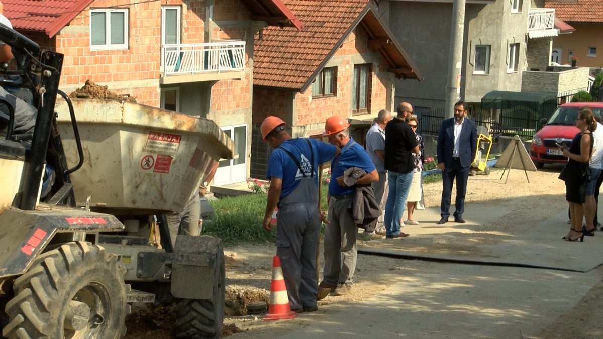 U TOKU RADOVI NA IZGRADNJI VODOVODNE MREŽE U ULICI AHMEDA RIZVE