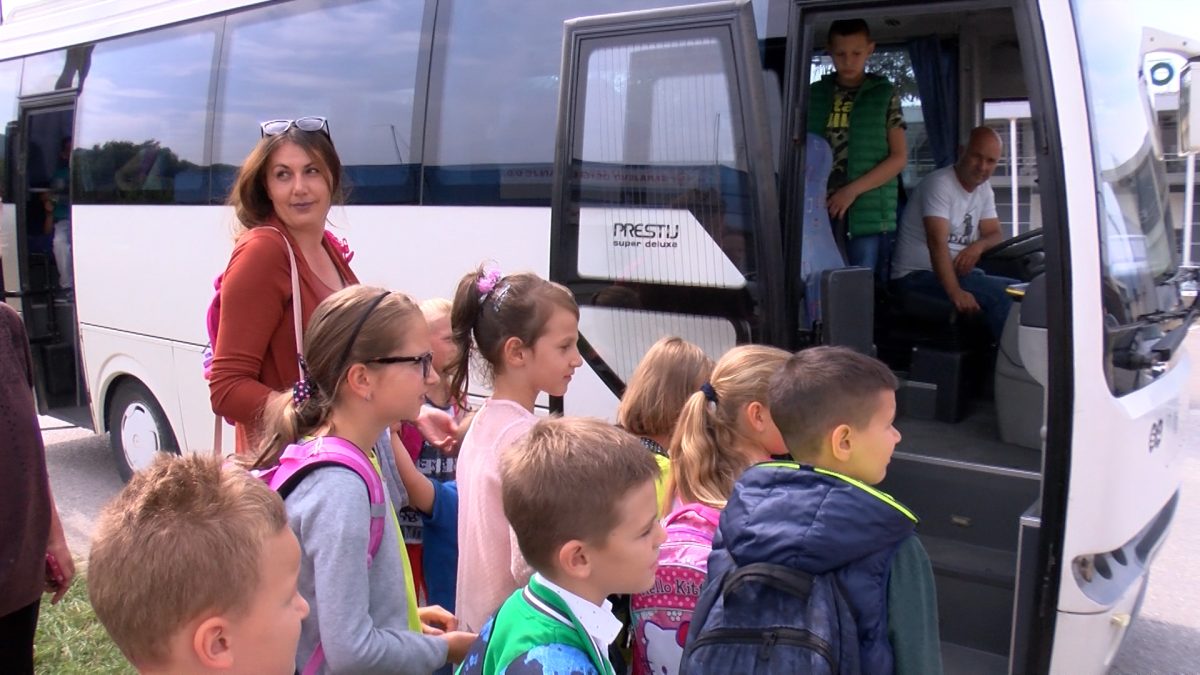 EKIPA TV VOGOŠĆA SA UČENICIMA KOJI VOZARE OD ŠKOLE DO KUĆE