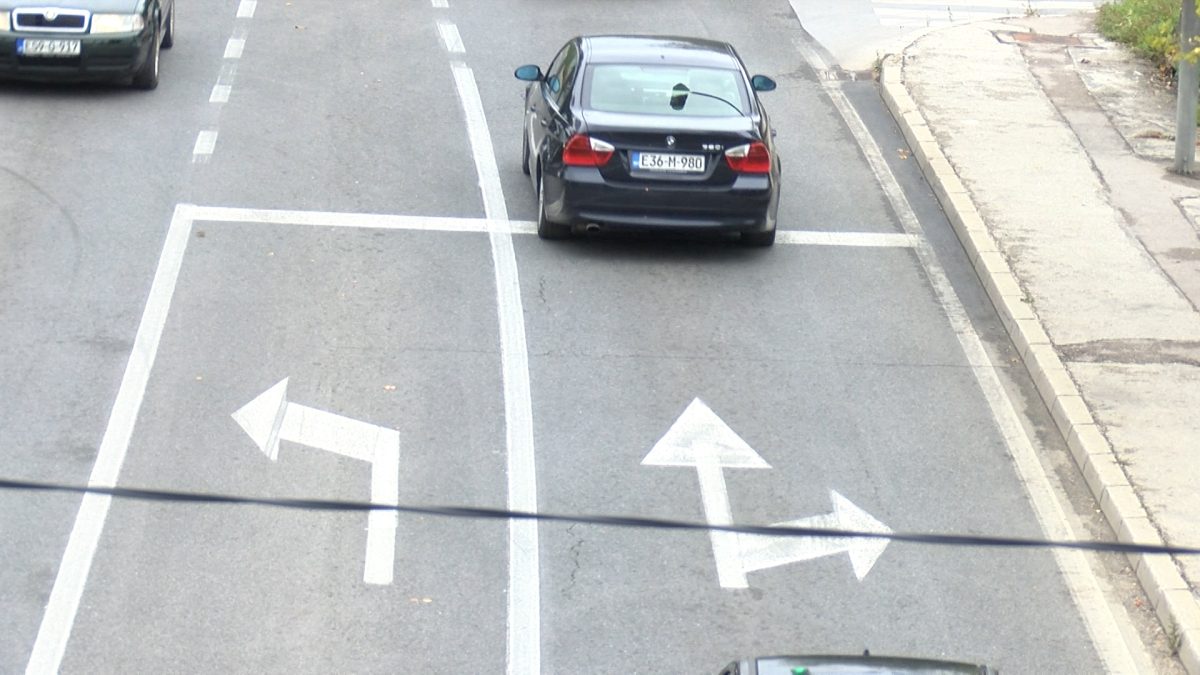 DIREKCIJA ZA PUTEVE KS:  POSTAVLJANJE SAOBRAĆAJNIH ZNAKOVA I IZBOČINA NA CESTAMA RADI SMIRIVANJA SAOBRAĆAJA U SKLADU SA GODIŠNJIM PLANOM