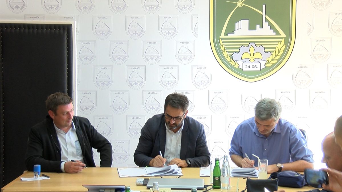 POTPISAN UGOVOR O NASTAVKU IZGRADNJE JAVNE RASVJETE UZ MAGISTRALNI PUT M-18, NA POTEZU OD VOGOŠĆANSKE PETLJE DO BEŠLIĆA PUMPE