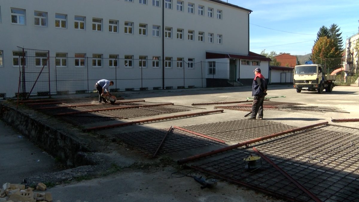 POČELI RADOVI NA REKONSTRUKCIJI OGRADE U OŠ „MIRSAD PRNJAVORAC“