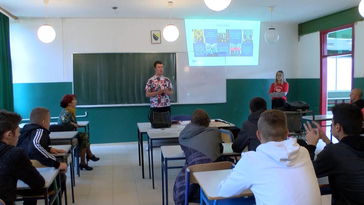 U SŠC VOGOŠĆA DVOJE SREDNJOŠKOLACA PREZENTOVALO SVOJE ISKUSTVO O RAZMJENI UČENIKA U AMERICI
