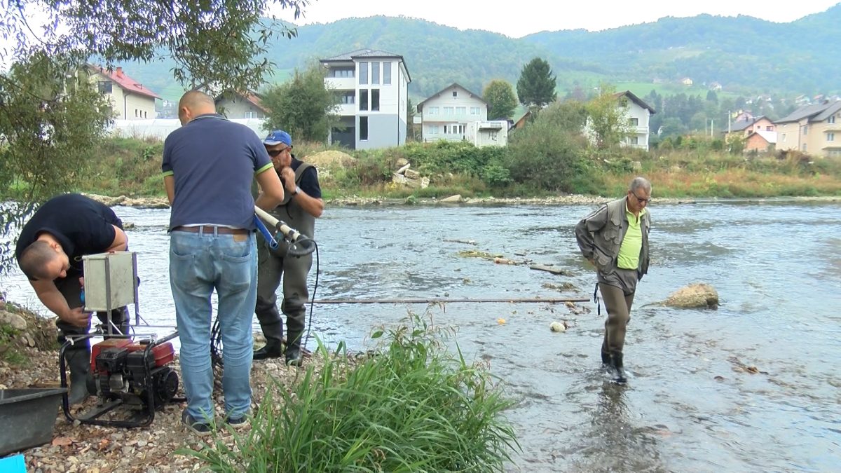 STRUČNJACI SA PMF UNSA I VOGOŠĆANSKI RIBOLOVCI URADILI ANALIZU RIBNE OSNOVE