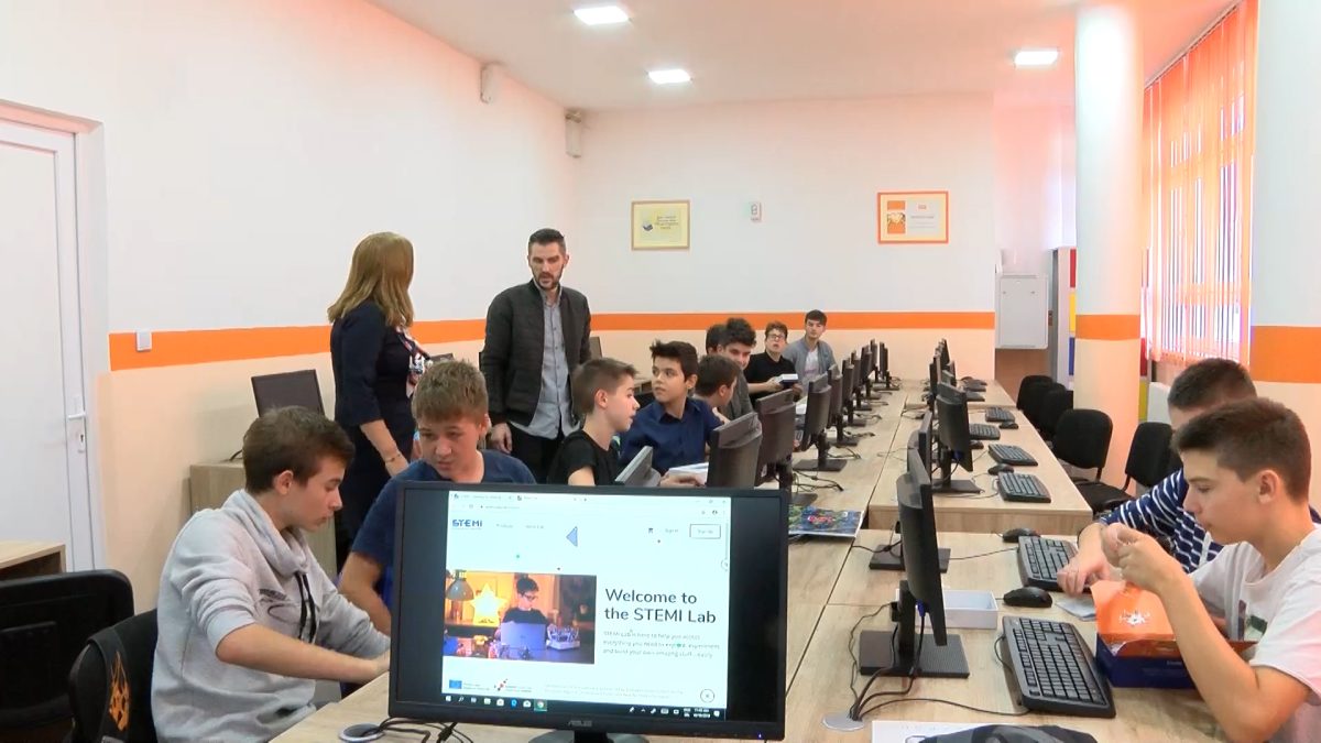 U OKVIRU PROJEKTA STEM DANAS SU ČLANOVI SEKCIJE ROBOTIKA IZ OŠ „MIRSAD PRNJAVORAC” SASTAVLJALI MALE ROBOTE