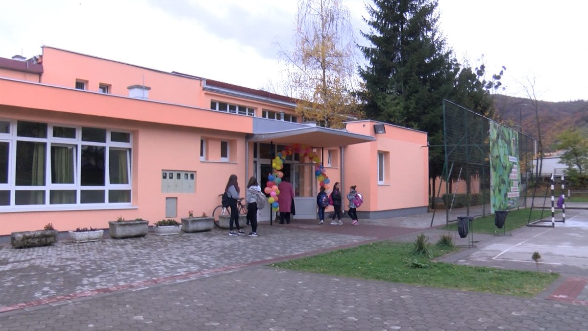 UPRILIČENA SVEČANA PRIMOPREDAJA RADOVA NA UTOPLJAVANJU I PROMJENI KROVA U OŠ „PORODICE EF. RAMIĆ”