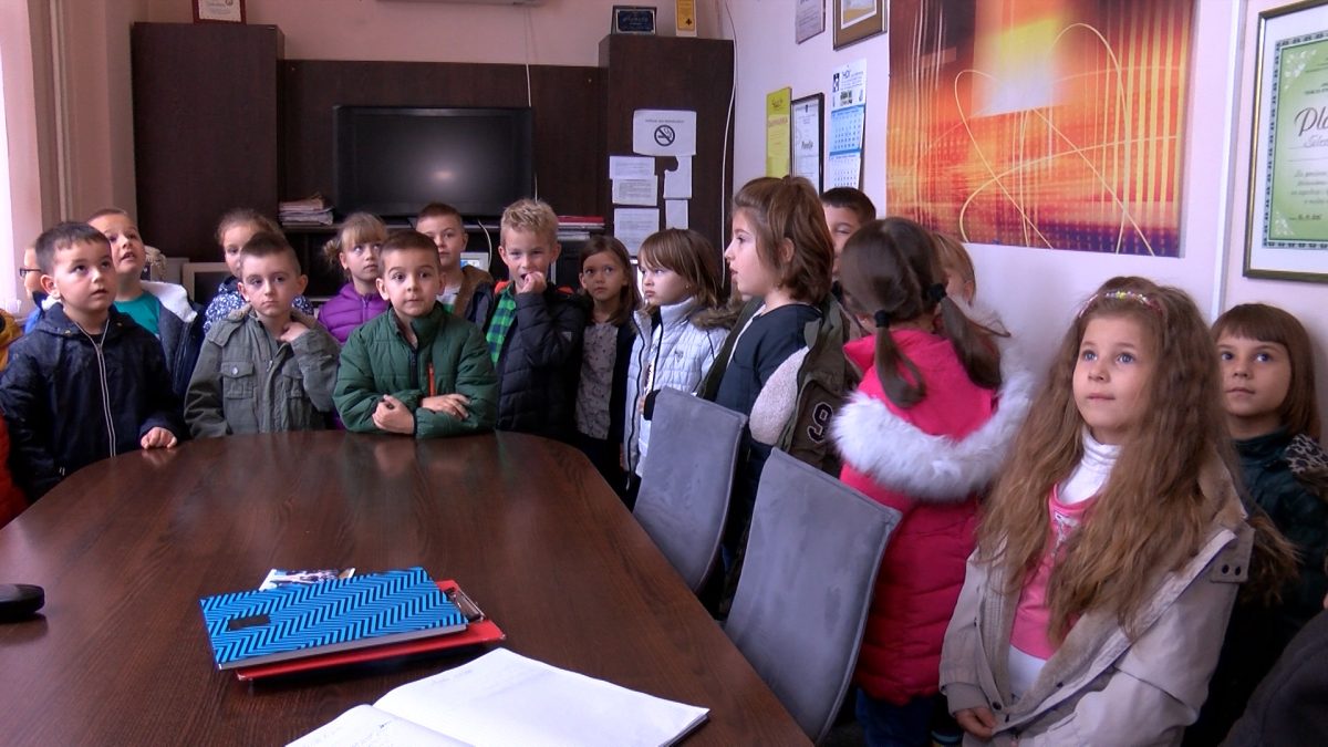 PRVAČIĆI IZ OŠ „MIRSAD PRNJAVORAC“ POSJETILI RTV VOGOŠĆA