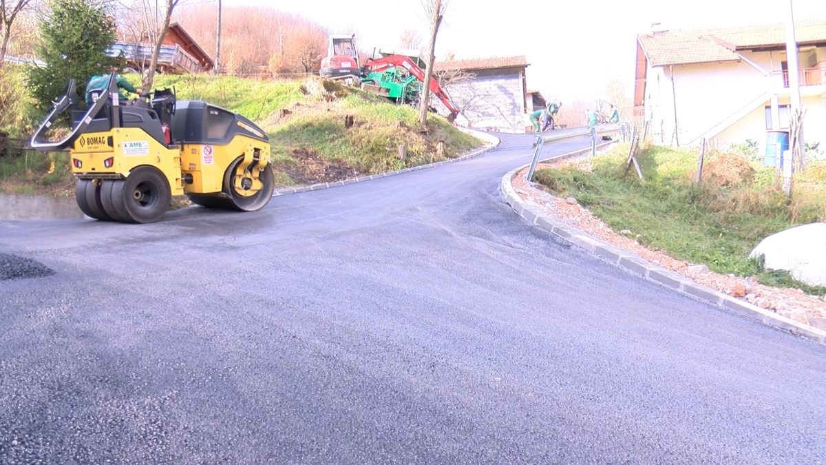 ASFALTIRAN PUT U UGLJEŠIĆIMA