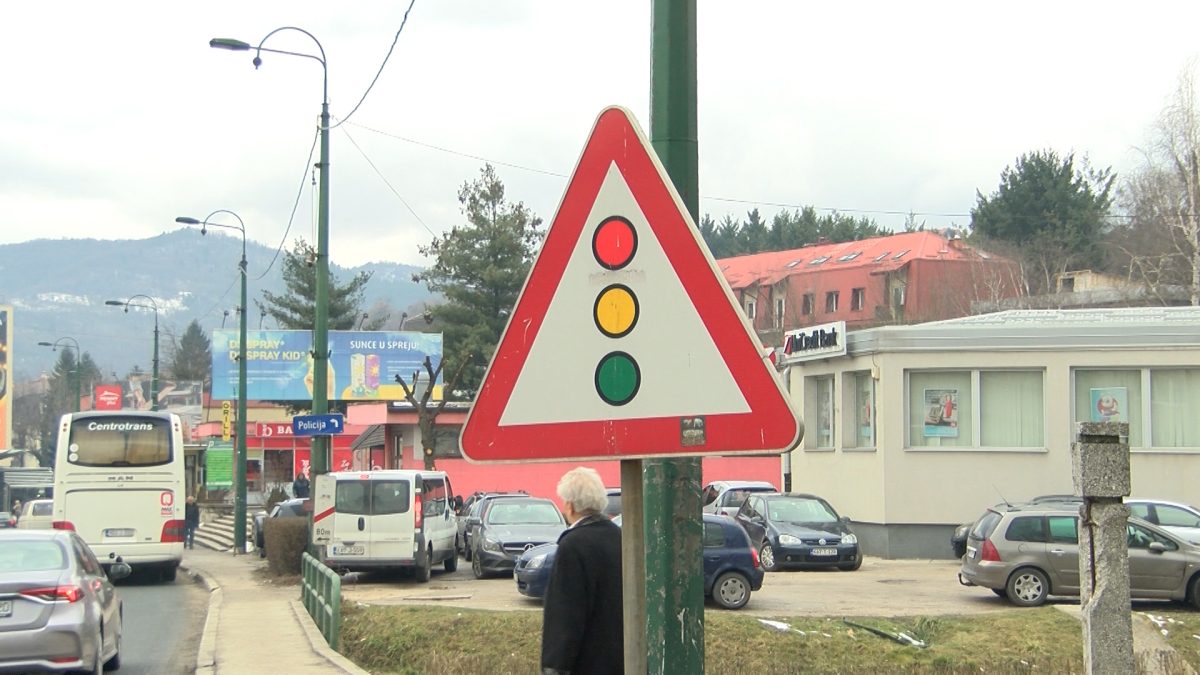 POSTAVLJANJE SAOBRAĆANIH ZNAKOVA MORA BITI U SKLADU  SA PRAVILNIKOM O SAOBRAĆAJNIM ZNAKOVIMA I SIGNALIZACIJI NA CESTAMA
