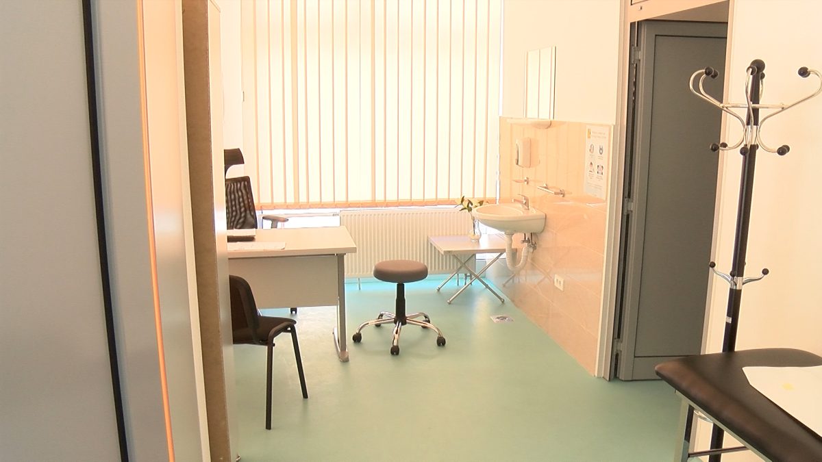 VELIKI BROJ GRAĐANA REGISTRUJE SE ZA ZDRAVSTVENE USLUGE U AMBULANTI ROSULJE