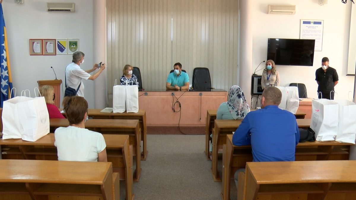 OSNOVNIM ŠKOLAMA U VOGOŠĆI PODIJELJENO 80 TABLETA