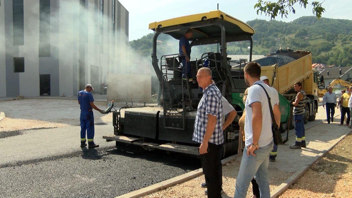 POČELI RADOVI NA ASFALTIRANJU MOSTA I PRISTUPNE SAOBRAĆAJNICE U NOVOJ INDUSTRIJSKOJ ZONI