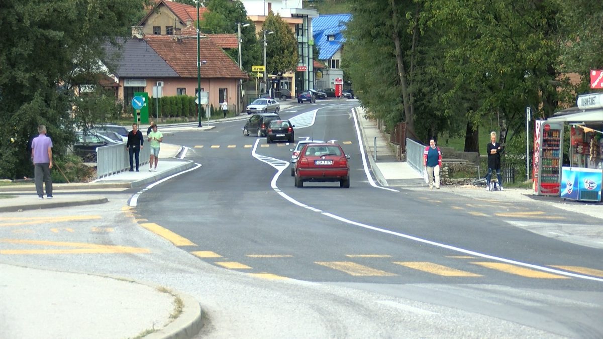 ZAVRŠENI RADOVI NA ASFALTIRANJU MOSTA PREKO RIJEKE LJUBINE U SEMIZOVCU