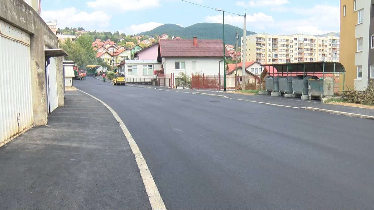 SELMIR KOVAČ OBIŠAO RADOVE NA ASFALTIRANJU DIJELA ULICE SKENDERA KULENOVIĆA