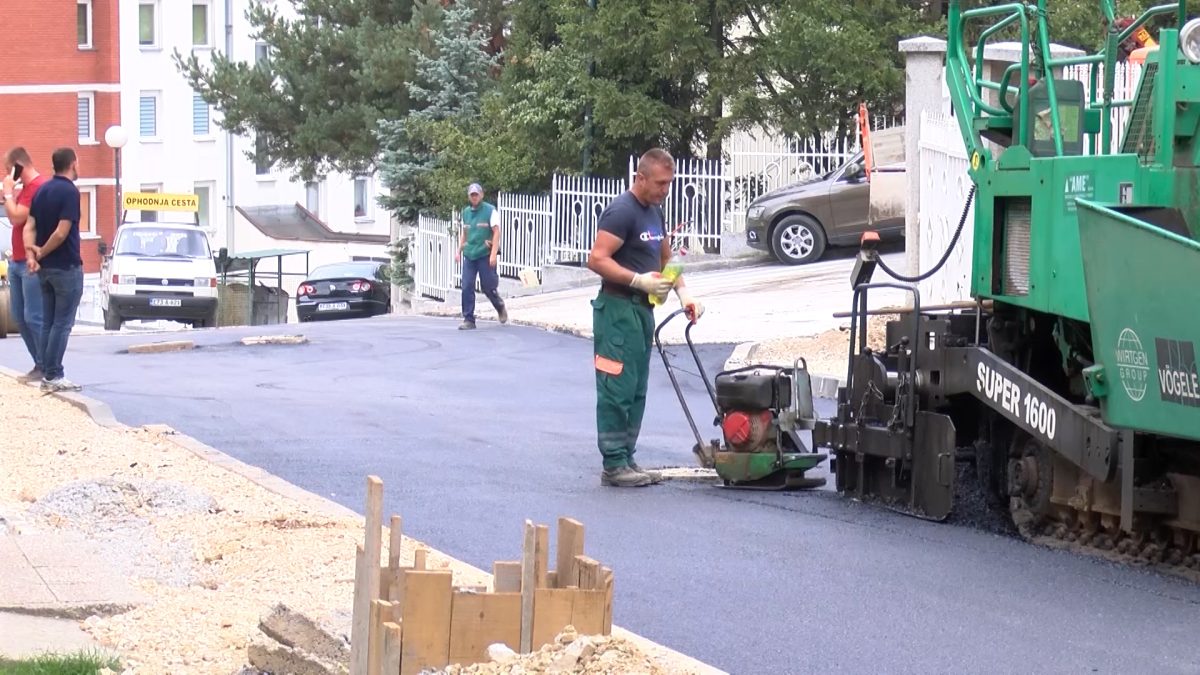 POČELO ASFALTIRANJE DIJELA ULICE SKENDERA KULENOVIĆA