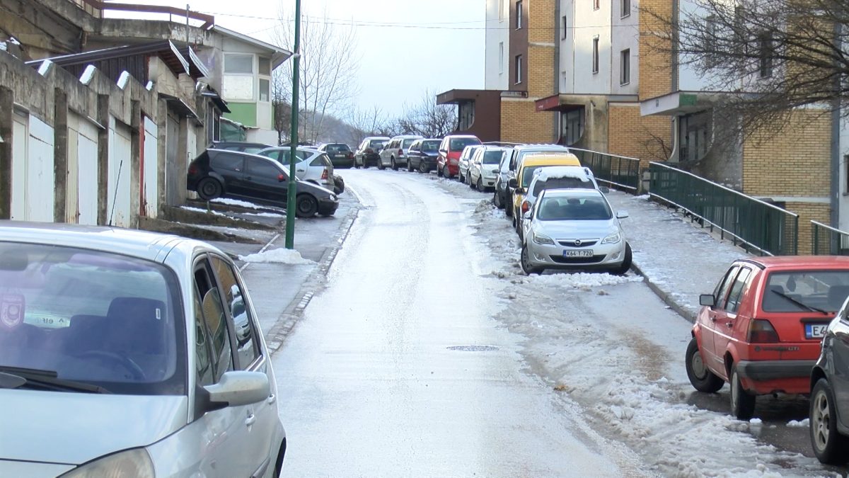 RADNICI ZIMSKE SLUŽBE  SPREMNO DOČEKALI PRVI SNIJEG