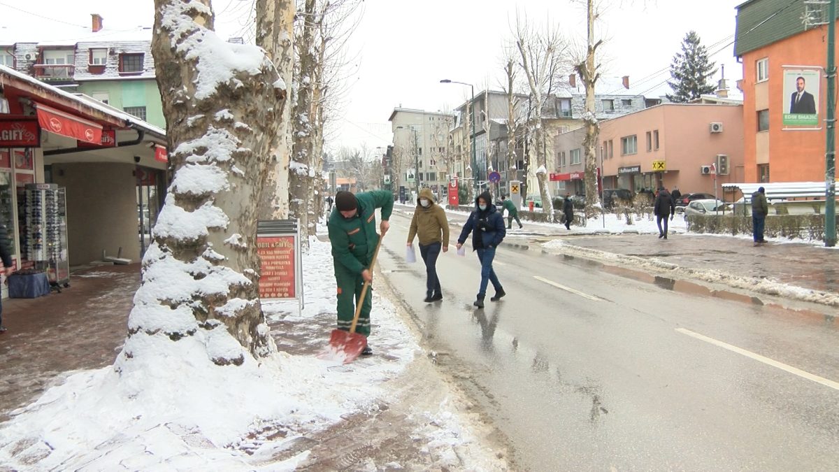 ČIŠĆENJE SNIJEGA ISPRED POSLOVNIH I STAMBENIH OBJEKATA JE ZAKONSKA OBAVEZA