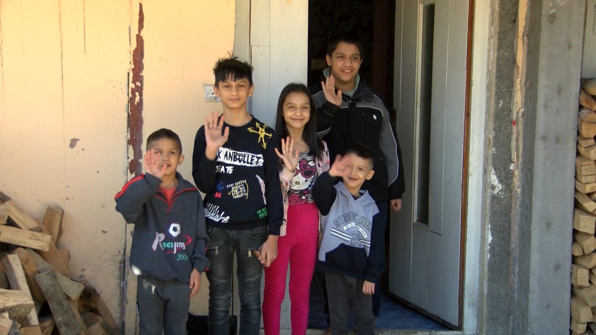 EKIPA RTV VOGOŠĆA U POSJETI VOGOŠĆANSKOJ ROMSKOJ PORODICI BAJRAMI