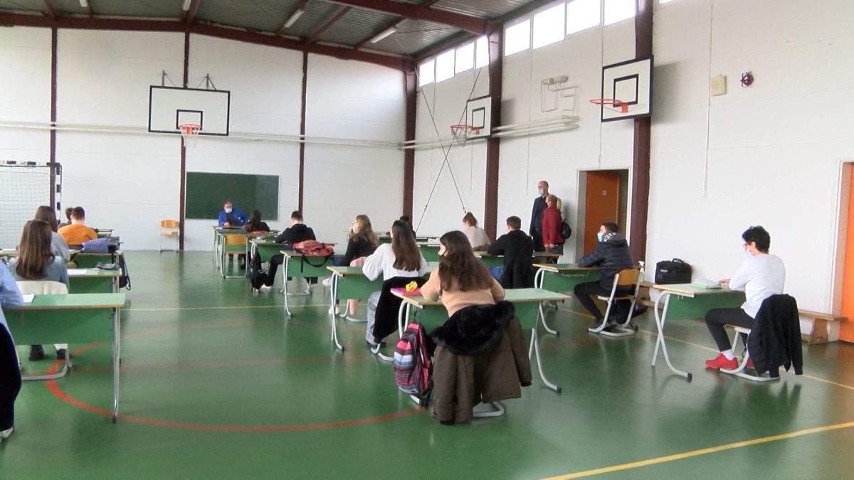 UČENICI ZAVRŠNIH RAZREDA U OŠ „IZET ŠABIĆ“ PONOVO U ŠKOLSKIM KLUPAMA
