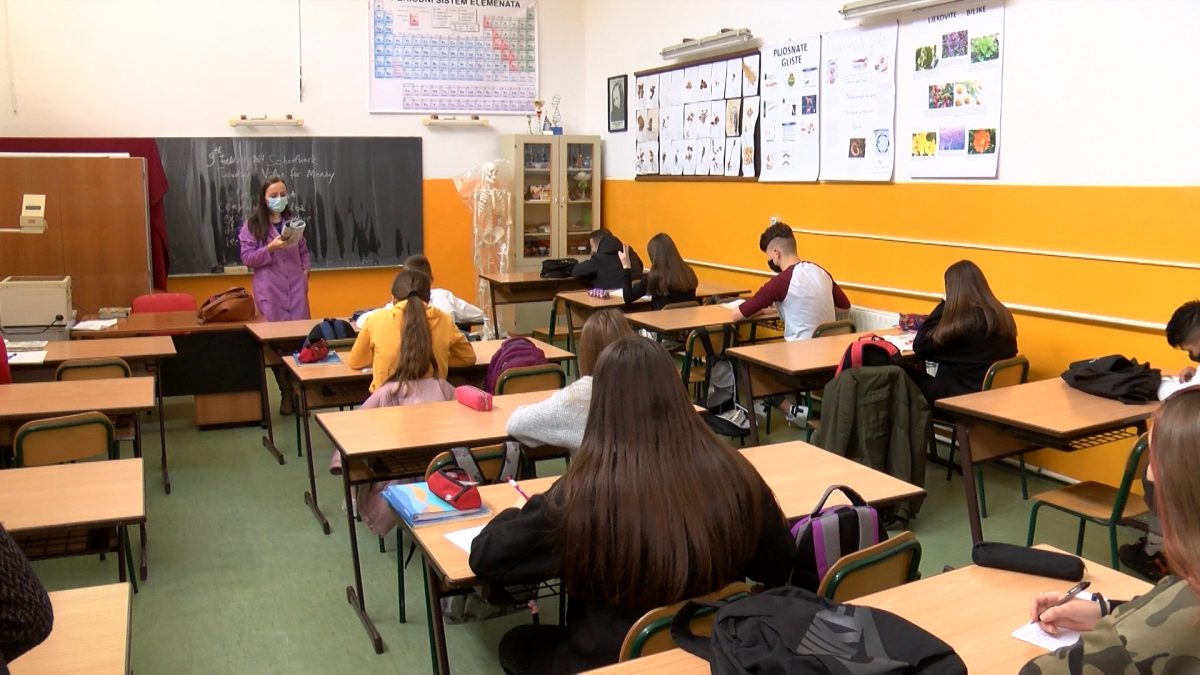 UČENICI DEVETIH RAZREDA OŠ “PORODICE ef. RAMIĆ” SRETNI ŠTO SU PONOVO U ŠKOLSKIM KLUPAMA