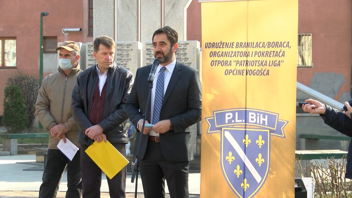 POLAGANJEM CVIJEĆA I ODAVANJEM POČASTI ŠEHIDIMA I POGINULIM BORCIMA, CŽR I UBIJENIM LOGORAŠIMA OBILJEŽEN DAN NEZAVISNOSTI BiH