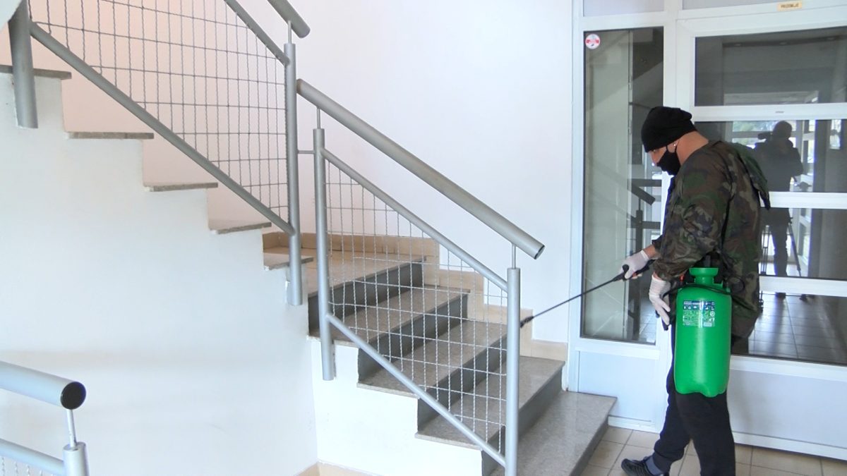IZVRŠENA DEZINFEKCIJA ULAZA U STAMBENIM ZGRADAMA U NASELJU ROSULJE