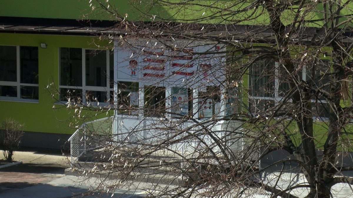RODITELJI U VOGOŠĆI UGLAVNOM ZA ONLINE NASTAVU