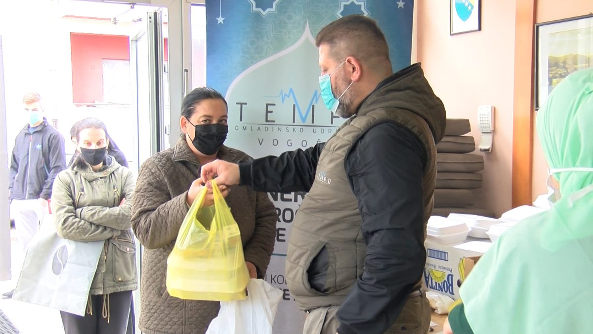 OMLADINSKO UDRUŽENJE “TEMPO” SVAKODNEVNO PRIPREMA I DIJELI IFTARE ZA POSTAČE I KORISNIKE SOCIJALNE POMOĆI