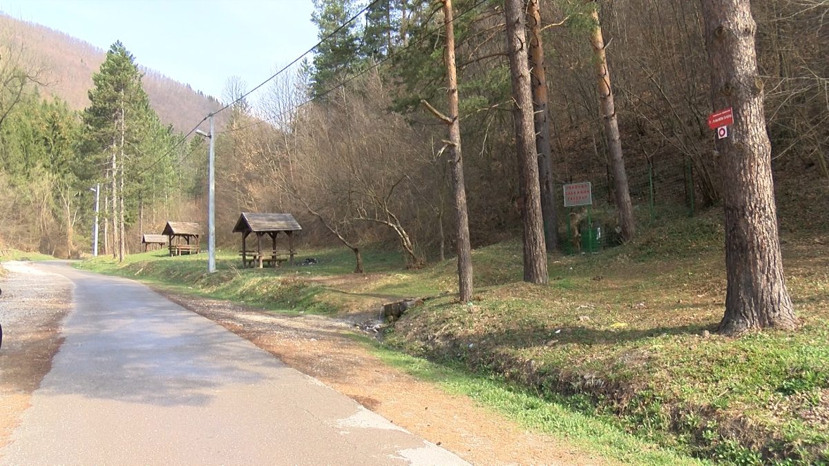 NEODGOVORNI POJEDINCI ZAGAĐUJU IZLETIŠTE U JOŠANIČKOM POTOKU