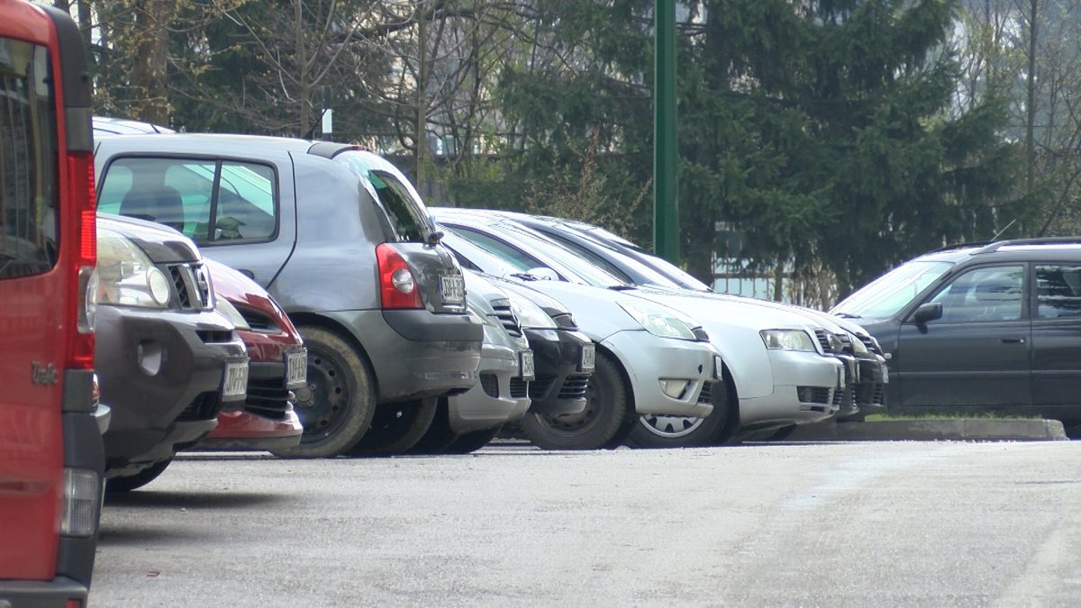 SAOBRAĆAJ U MIROVANJU JE PROBLEM SA KOJIM SE SUOČAVAJU VOGOŠĆA I  SVE OPĆINE U KS