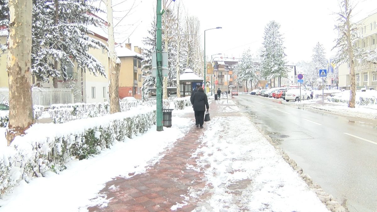 APRILSKI SNIJEG PONOVO ANGAŽOVAO RADNIKE ZIMSKE SLUŽBE