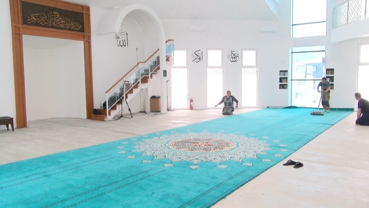 U ISLAMSKOM CENTRU U VOGOŠĆI U TOKU RADOVI NA POSTAVLJANJU NOVOG TEPIHA