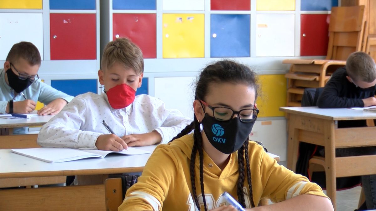 UČENICI SRETNIJI U ŠKOLSKIM KLUPAMA