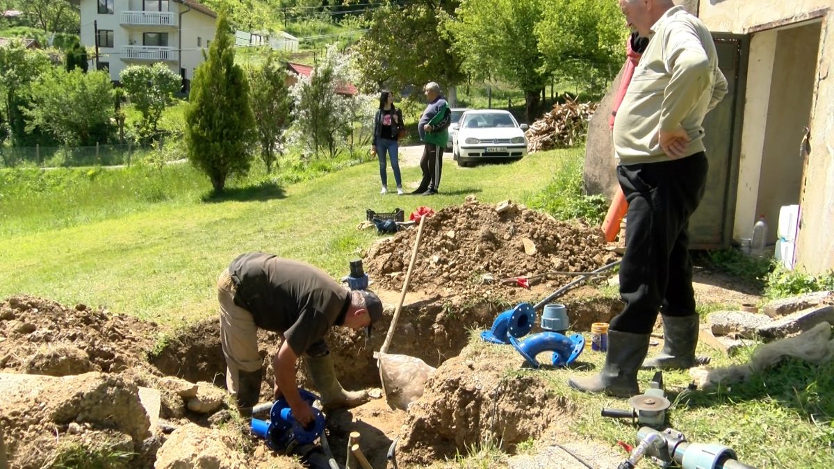 U ULICI RAVNE U SVRAKAMA IZVODE SE ZAVRŠNI RADOVI NA ZAMJENI AZBESTNO-CEMENTNOG CJEVOVODA