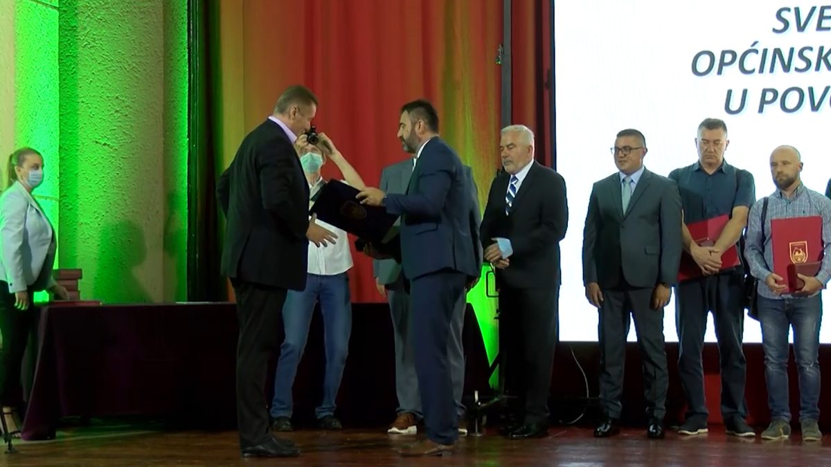 „ZLATNI GRB SA PLAKETOM OPĆINE VOGOŠĆA“ DOBILI UPOSLENICI DOMA ZDRAVLJA VOGOŠĆA