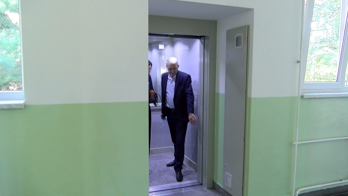 U OŠ “PORODICE EF. RAMIĆ” IZGRAĐEN LIFT ZA ĐAKE SA POTEŠKOĆAMA U RAZVOJU