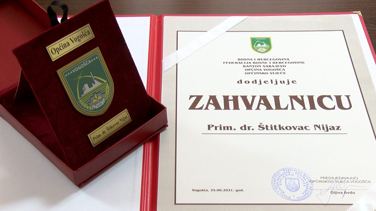 ZAHVALNICA OPĆINE VOGOŠĆA URUČENA JE I PRIM. DR. NIJAZU  ŠTITKOVCU
