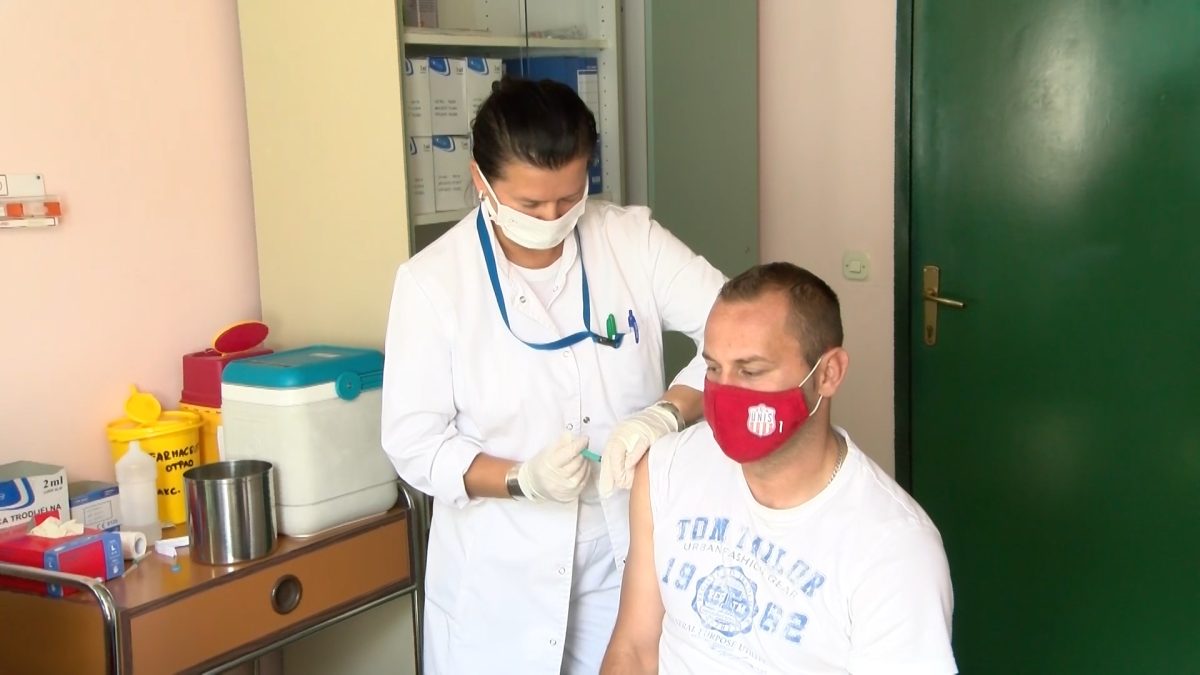 DIO IGRAČA FK UNIS VAKCINISAO SE U DOMU ZDRAVLJA VOGOŠĆA