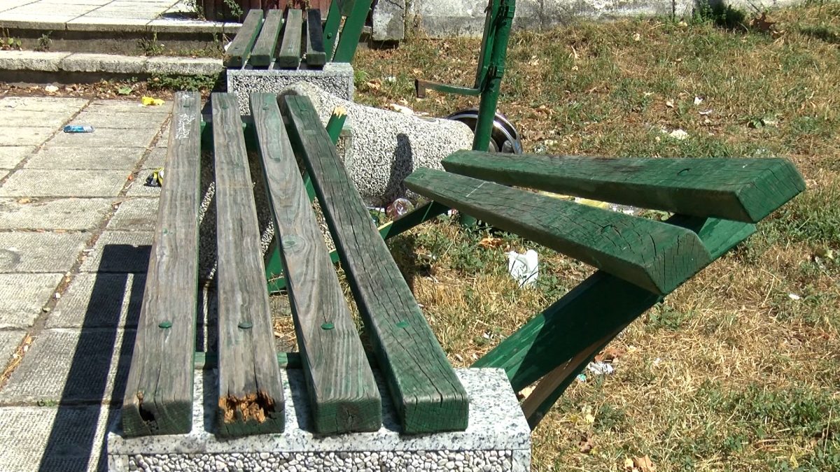 VANDALI UNIŠTILI KLUPU U OMLADINSKOJ ULICI