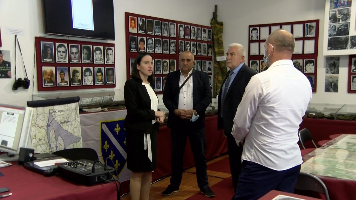 GRADONAČELNICA SARAJEVA BENJAMINA KARIĆ POSJETILA SPOMEN SOBU ŠEHIDIMA I POGINULIM BORCIMA