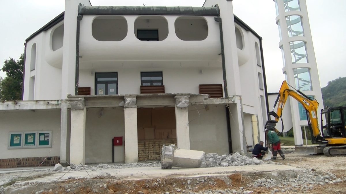 RUŠENJEM VANJSKIH STEPENICA NASTAVLJENI RADOVI NA REKONSTRUKCIJI VOGOŠĆANSKE DŽAMIJE