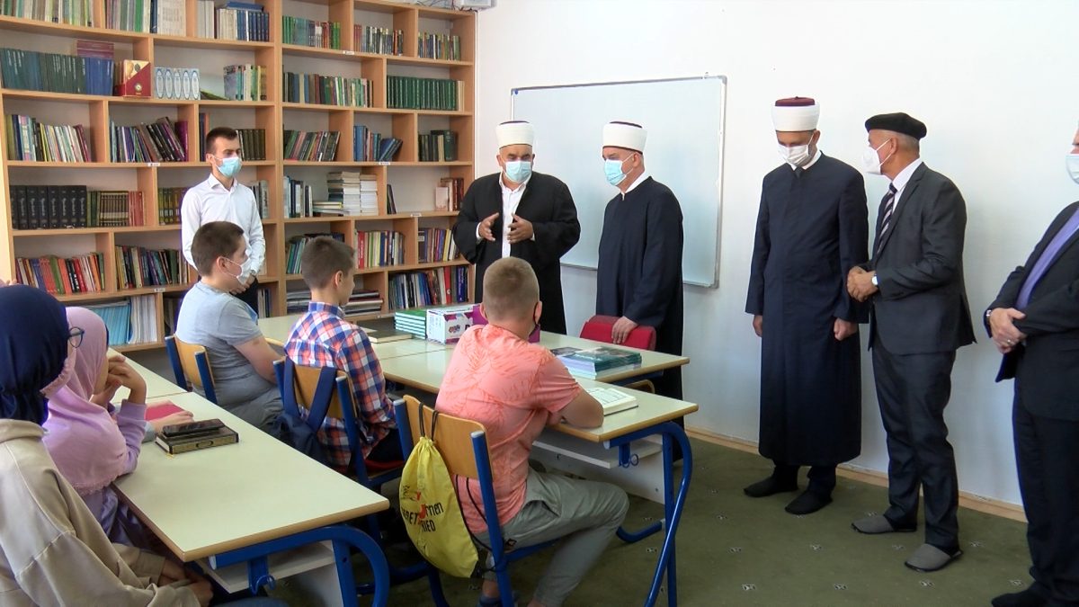 REISU-L-ULEMA HUSEIN EF. KAVAZOVIĆ POSJETIO POLAZNIKE MEKTEBSKE NASTAVE U DŽEMATU VOGOŠĆA