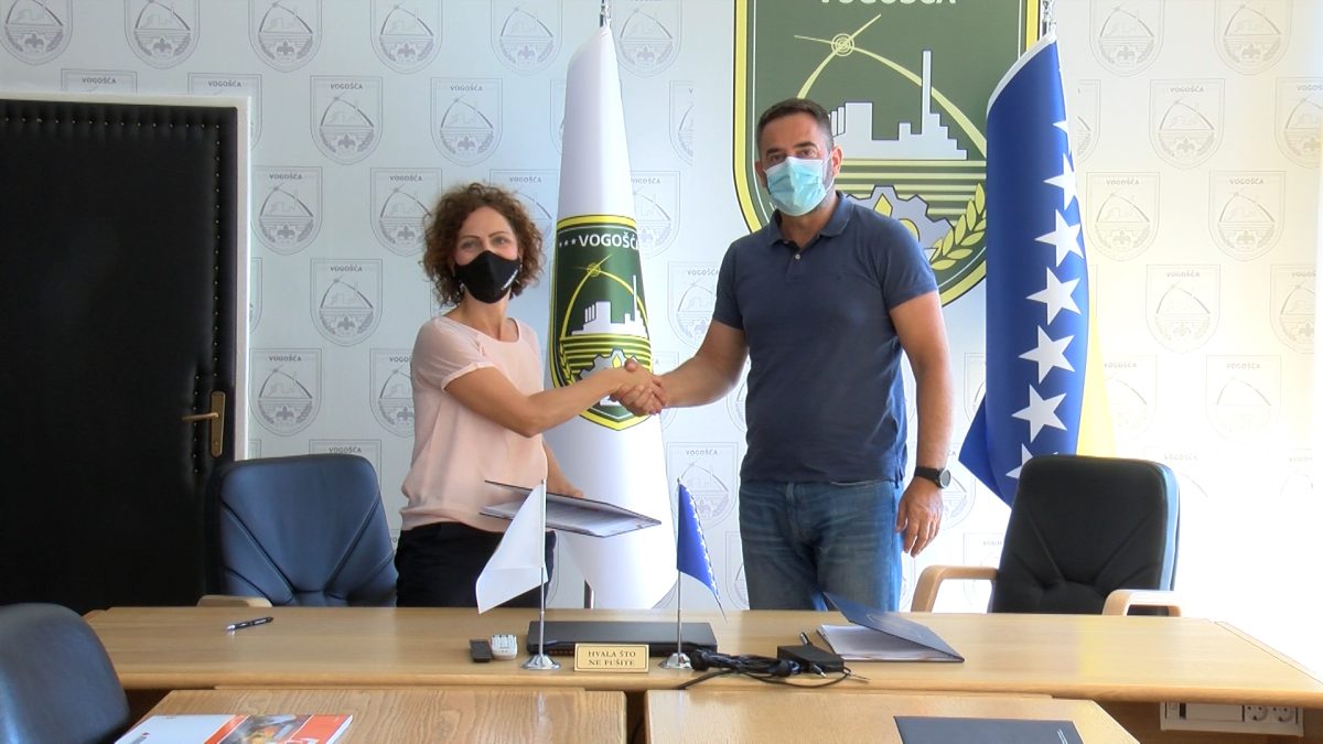 POTPISAN UGOVOR ZA IZVOĐENJE RADOVA NA REKONSTRUKCIJI VODOVODNE MREŽE U ULICI IZETA DELIĆA