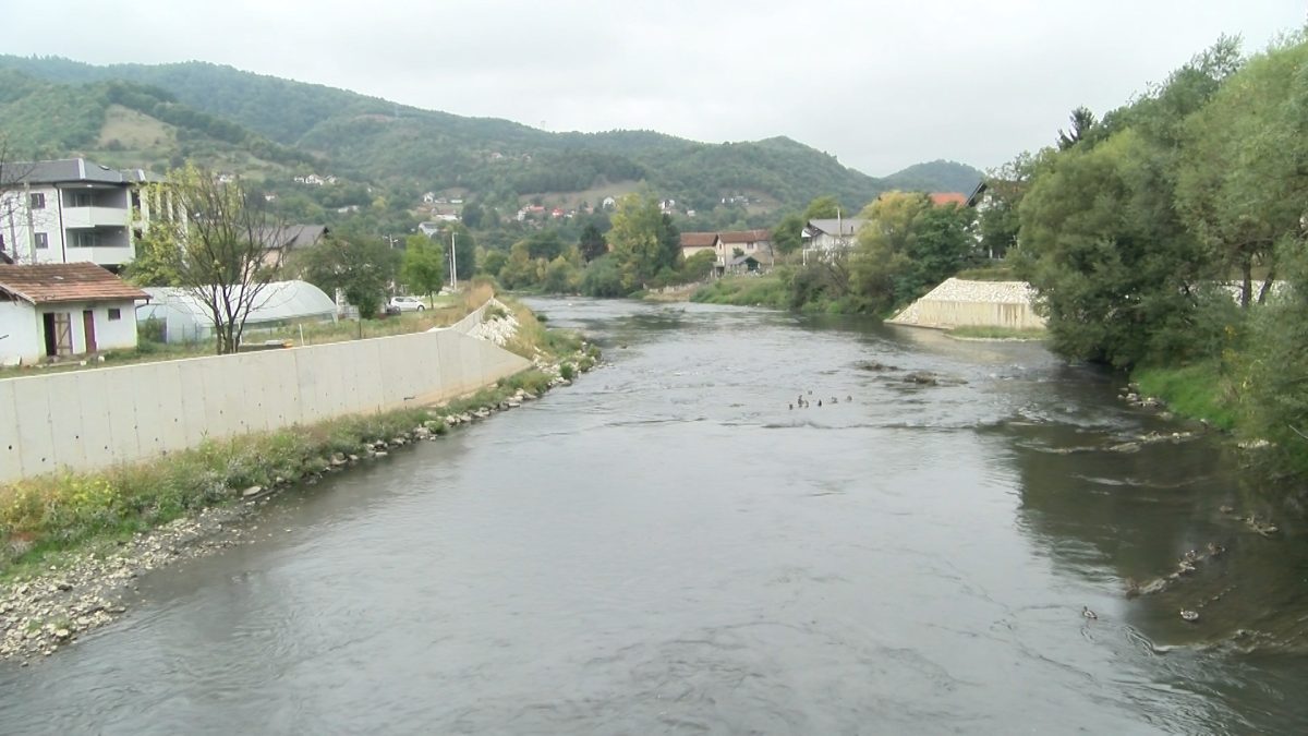 NASTAVAK RADOVA NA UREĐENJU OBALE RIJEKE BOSNE U SVRAKAMA