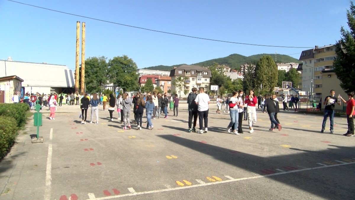 UČENICI NA VELIKOM ODMORU PONOVO U ŠKOLSKIM DVORIŠTIMA