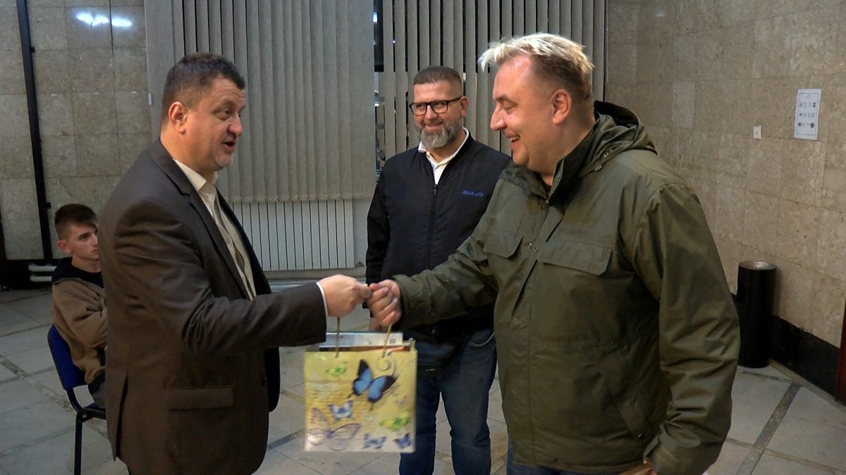 UDRUŽENJE “TEMPO” AVDI HUSEINOVIĆU POKLONILO ODLAZAK NA UMRU