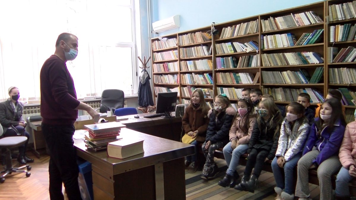 POVODOM MJESECA KNJIGE UČENICI OŠ „MIRSAD PRNJAVORAC“ POSJETILI VOGOŠĆANSKU BIBLIOTEKU