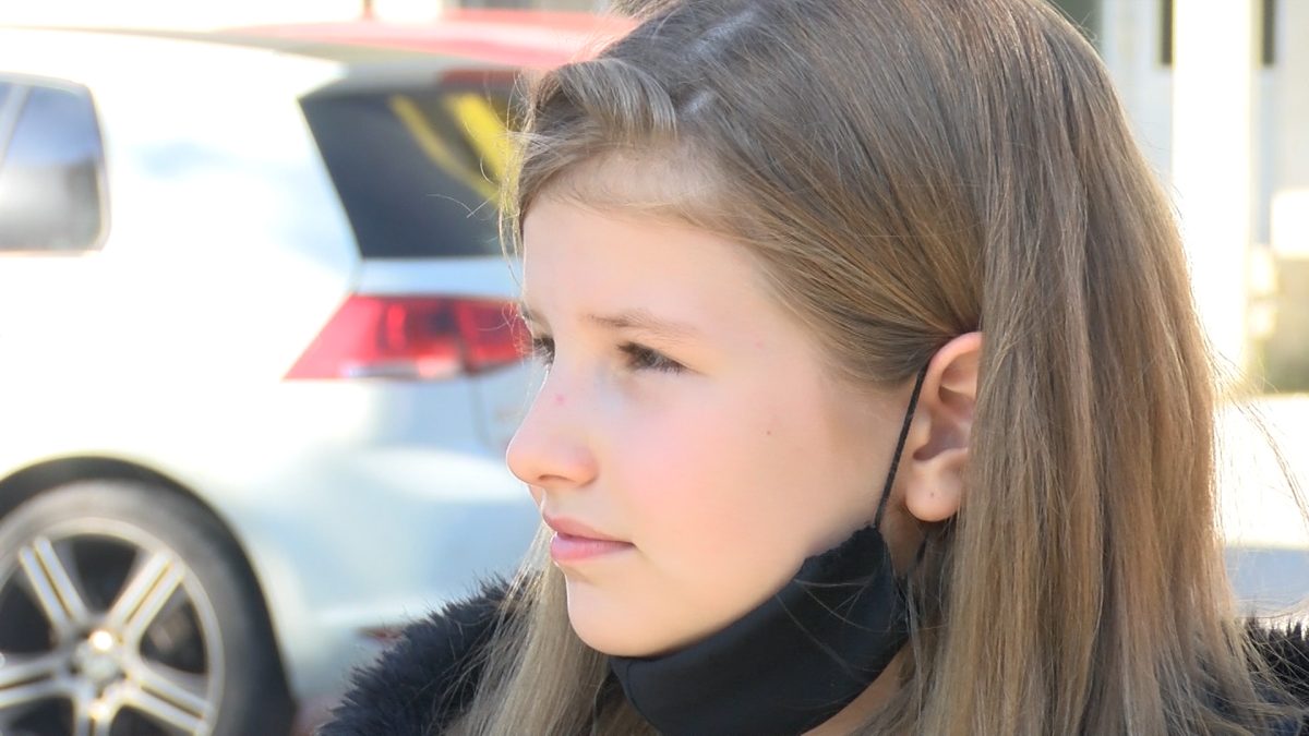 ESMA BAJRAMOVIĆ DONIRALA KOSU UDRUŽENJU SRCE ZA DJECU KOJA BOLUJU OD RAKA