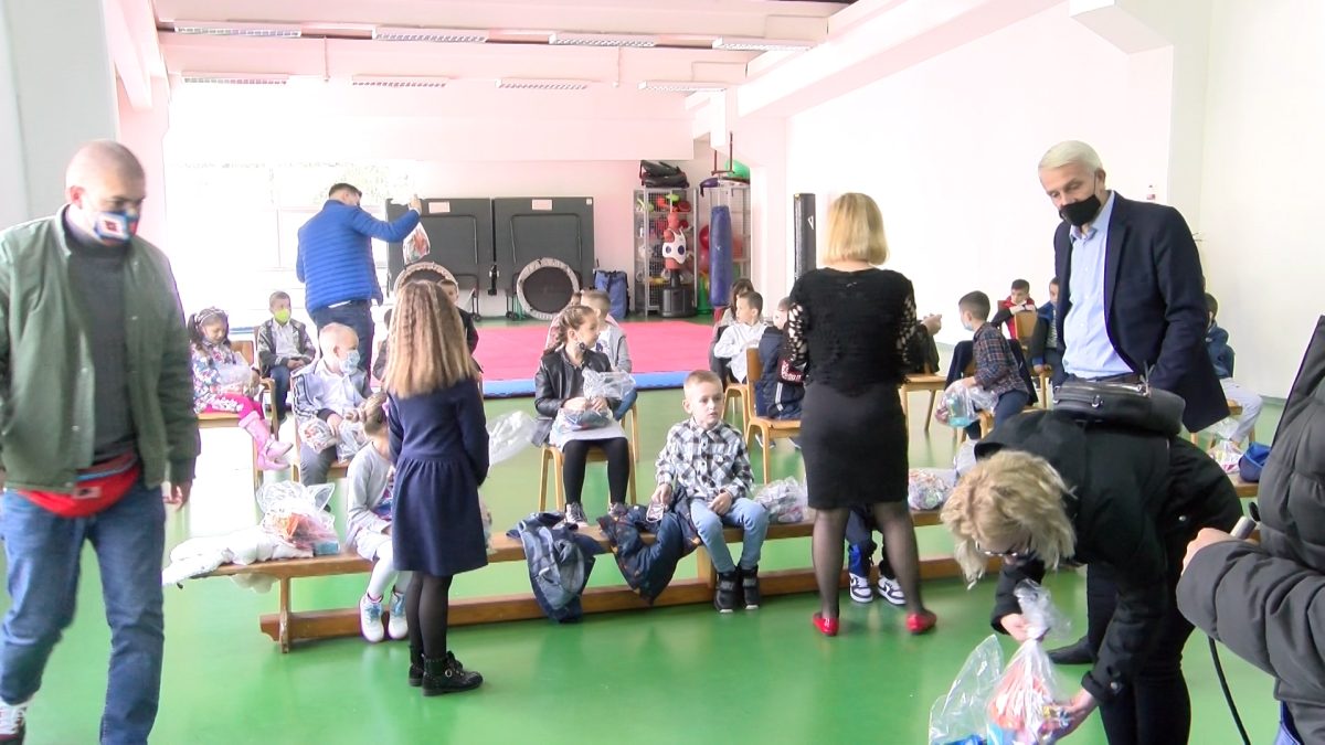 UZ DJEČIJU NEDJELJU  PAKETIĆI ZA PRVAČIĆE U SEMIZOVCU I HOTONJU