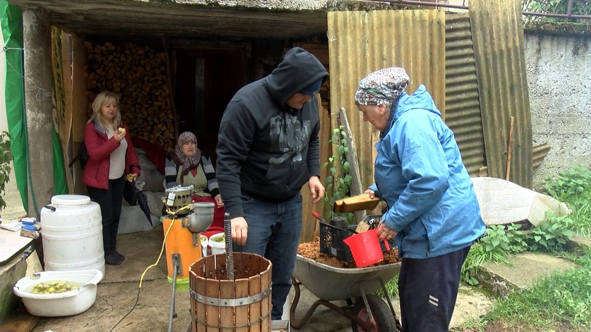 NIHAD HADŽIĆ IZ NASELJA TIHOVIĆI ČUVA TRADICIJU I OBIČAJE