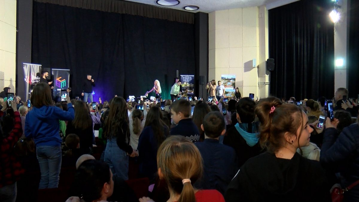 POZNATA TIKTOKERICA NASTUPILA PRED VOGOŠĆANSKOM PUBLIKOM
